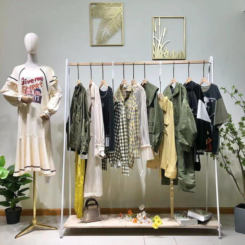 怎么陈列出时尚男装店,男装陈列柜效果图当顾客看到服装产品陈列的