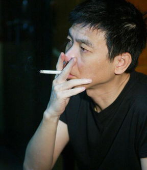 62岁冯小刚近照:患白癜风多年,斑秃明显,皮肤比女明星还白