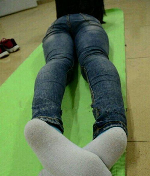 用手指对着嫩嫩的脚心就挠了起来,这可抓住了她的命根子,她怕痒的程度