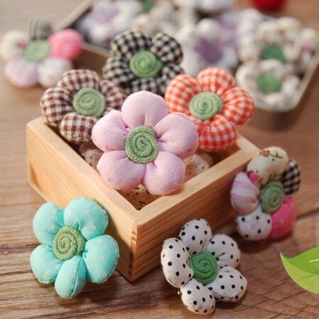 一,手工自制装饰品·樱花胸针 1,准备一块方形的布料,因为我们所制作